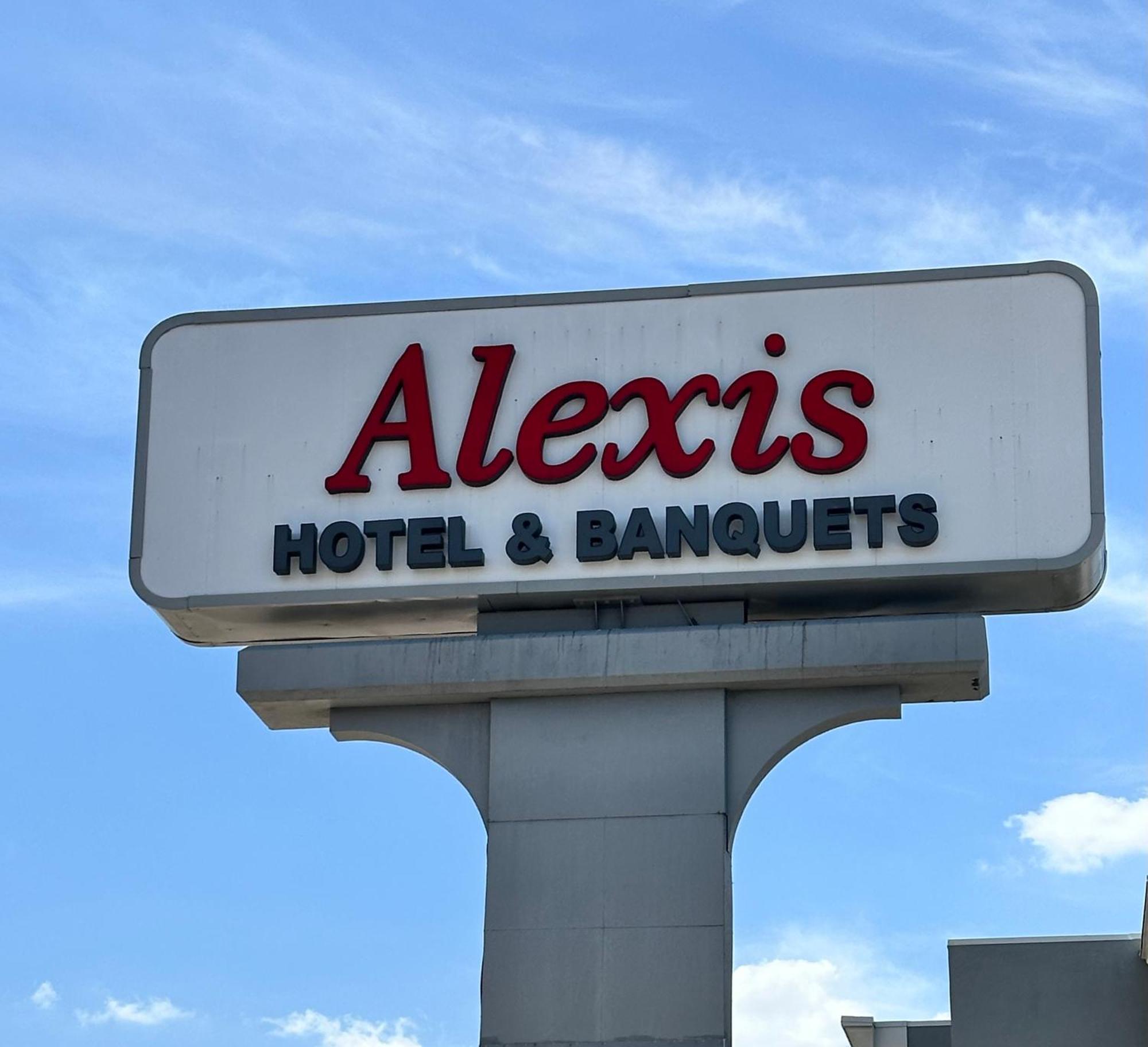 Alexis Hotel & Banquets Dallas Park Central Galleria Экстерьер фото